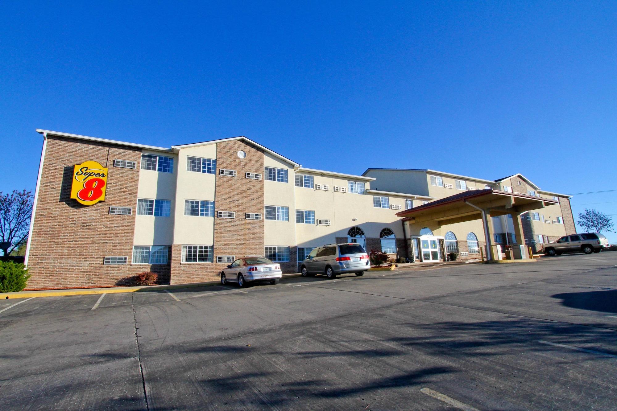 Super 8 By Wyndham Kansas City Buitenkant foto