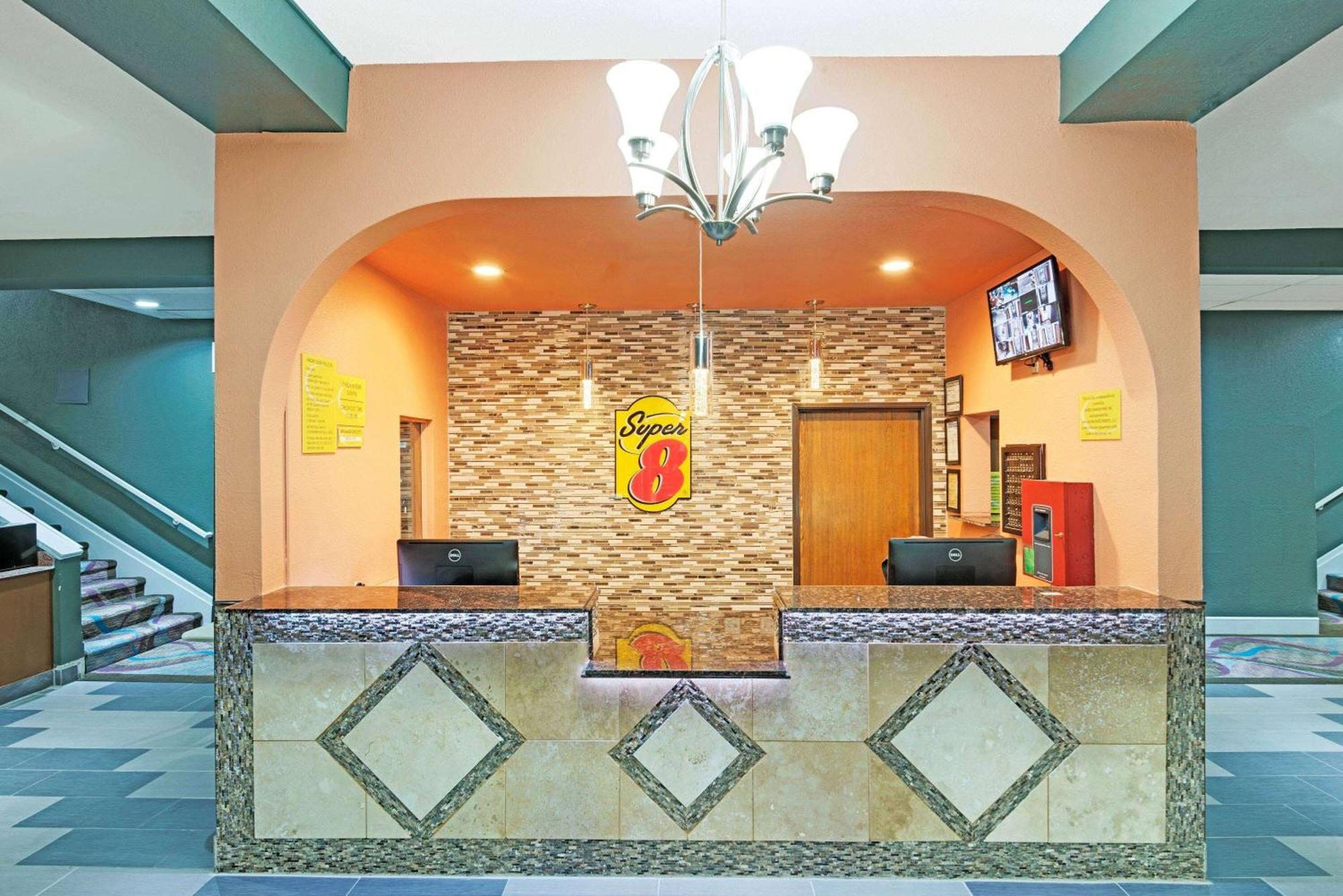 Super 8 By Wyndham Kansas City Buitenkant foto