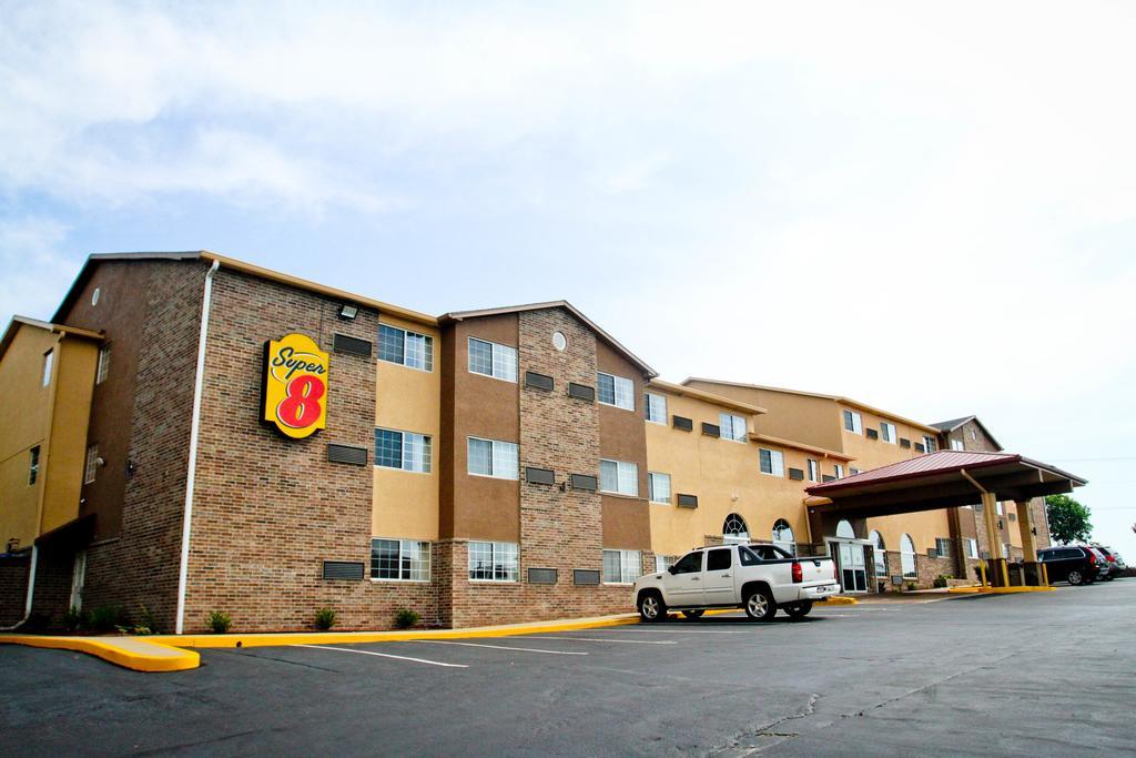 Super 8 By Wyndham Kansas City Buitenkant foto