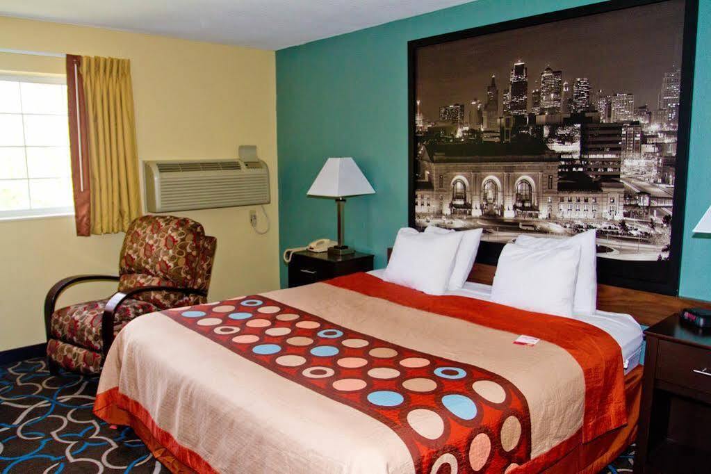 Super 8 By Wyndham Kansas City Buitenkant foto